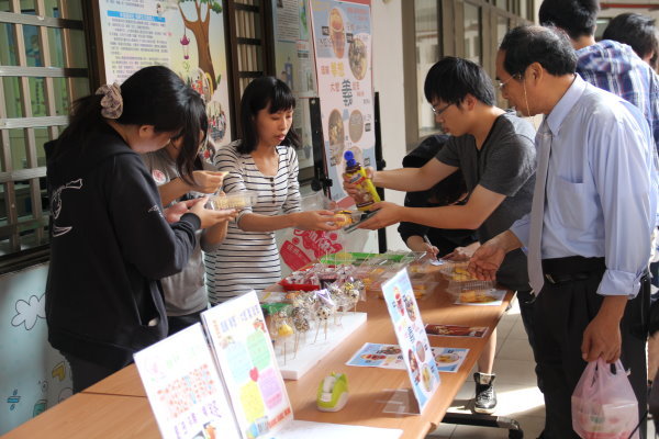  学辅志工也响应资源教室的活动，制作小西点义卖 - 
