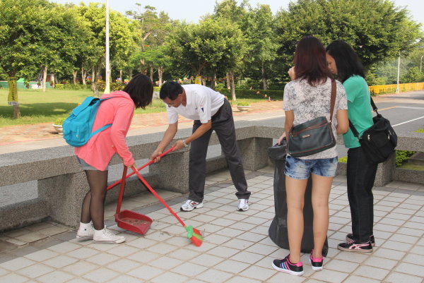 陈建胜校长(左二)和新生一起打扫校园 - 