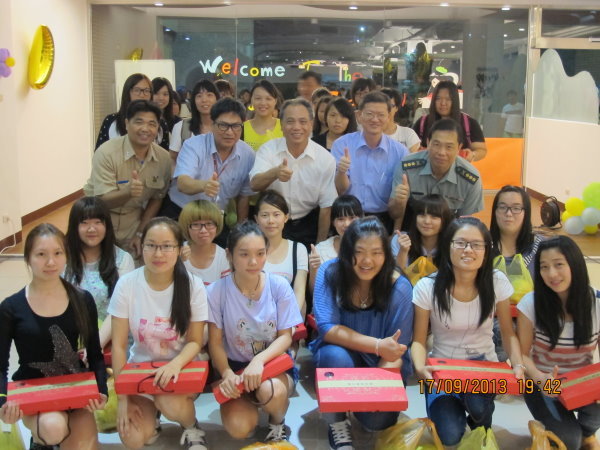 师长分赠蛋黄酥和柚子给各寝室代表 - 