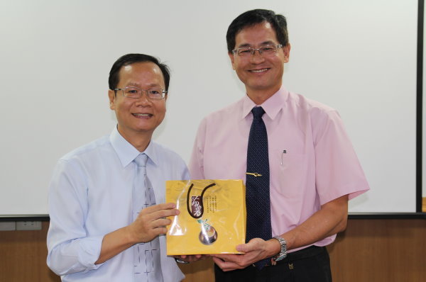 陈建胜校长(右)与陈进通校长(左)互赠纪念品 - 