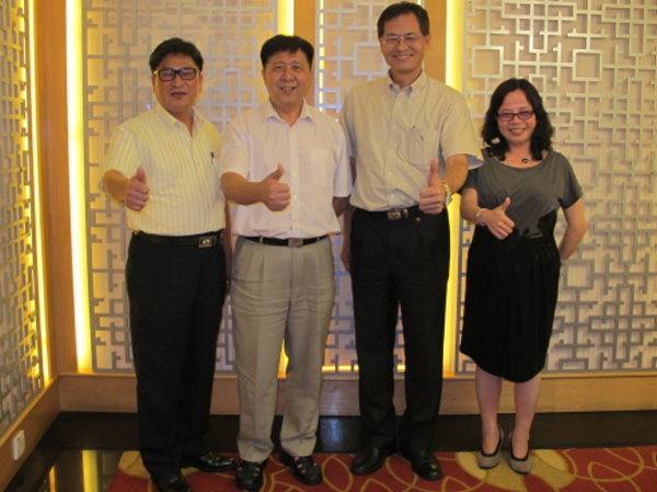 陈建胜校长（右二）及李义祥学务长（左一）与樊至光校长（左二） - 