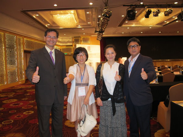 陈建胜校长（左一）及李义祥学务长（右一）与宋卉院长（左二）及陈茜茜主任（右二）相见欢 - 