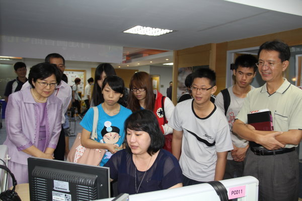 图书馆人员向大家介绍三楼提供的新服务 - 