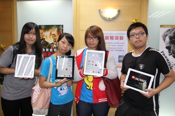 同学们很开心图书馆提供iPad2外借服务 - 