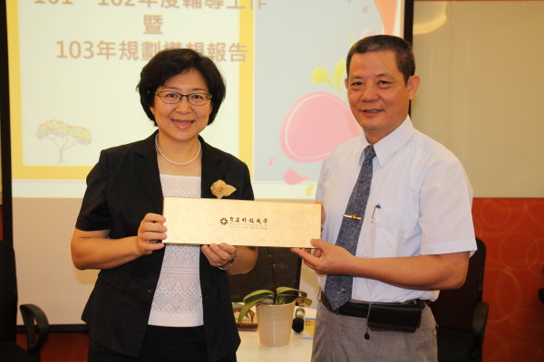 大湖農工利志明校長(右)和本校李麗華副校長(左)，對於高中職輔導老師們的用心深表肯定與感謝 - 