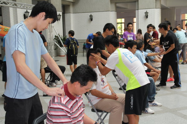 休运系运动按摩课程 为教职员按摩减压 - 