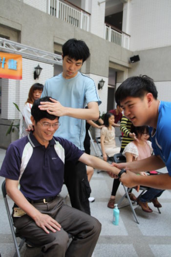 休运系运动按摩课程 为教职员按摩减压 - 