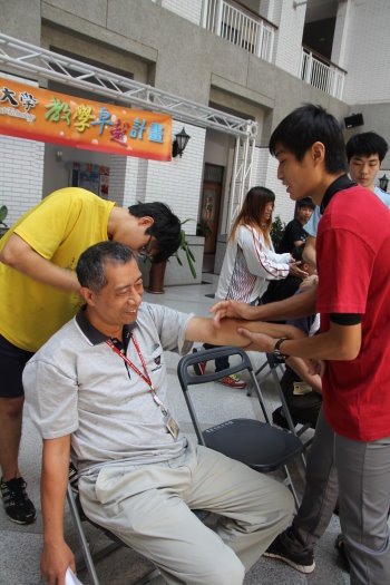 休运系运动按摩课程 为教职员按摩减压 - 