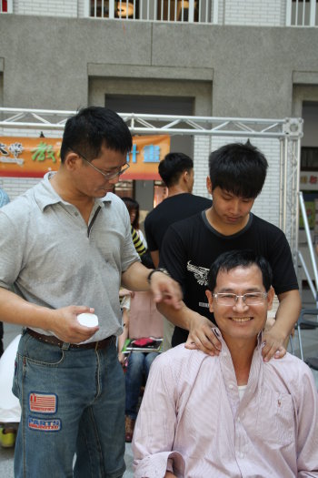 陈建胜校长也来试试同学们的按摩服务 - 