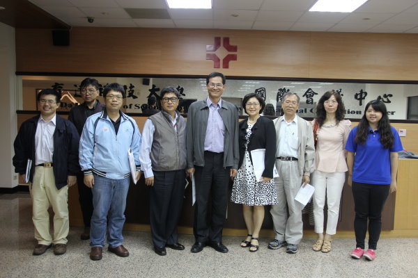 陈建胜校长(图中)与评审团合影 - 