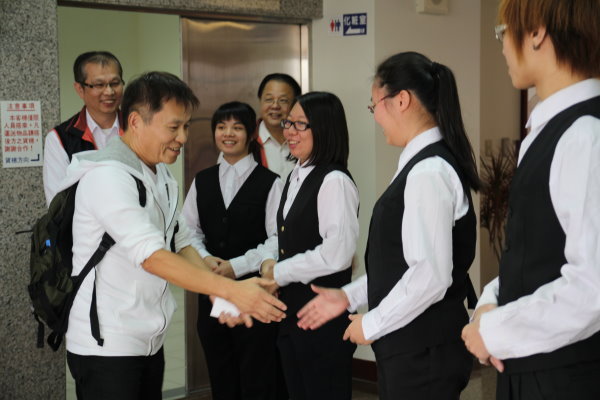 戴董事长亲切向接待同学握手道谢 - 