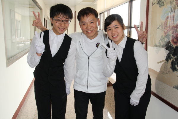 戴董事长平易近人的作风，吸引同学们争相与他合影 - 