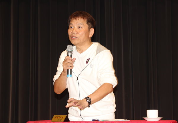 戴胜益董事长演讲风趣生动，让台下听众听得津津有味 - 