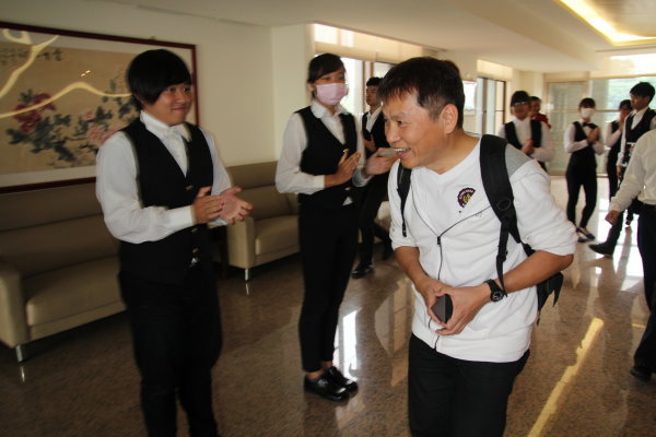 戴董事长不断鞠躬向接待同学道谢，谦卑态度让人印象深刻 - 