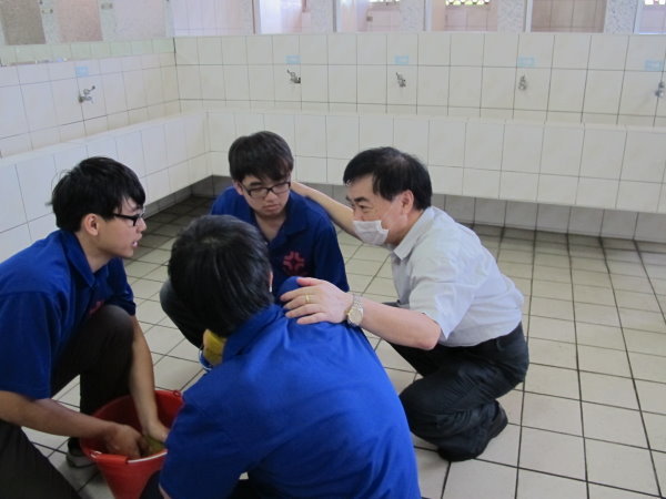  陳副校長和同學們一起清掃廁所 - 