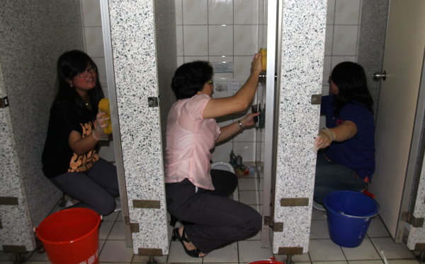 參與打掃活動的師生們都很認真的完成清潔工作 - 