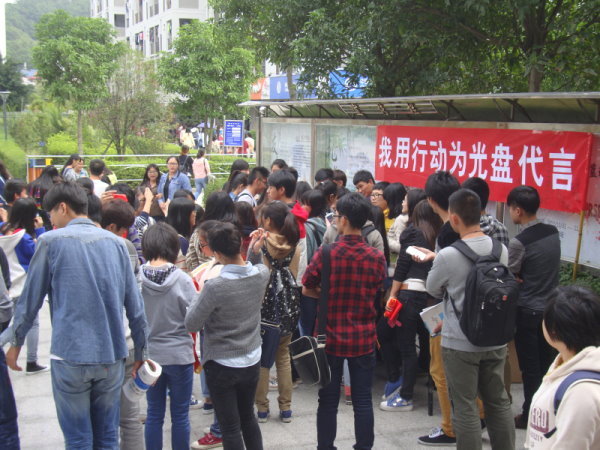 参加光盘行动的师生络绎不绝 - 