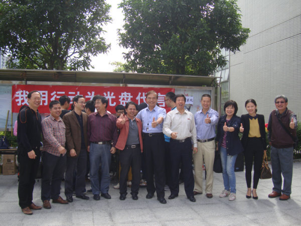 何文贤副院长、吴美焕院长助理、毛茂山学务长、陈国宏教务长以及本校专班教师皆参与光盘行动，并于活动现场合影 - 