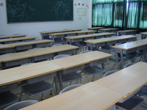  焕然一新的教室课桌椅 - 