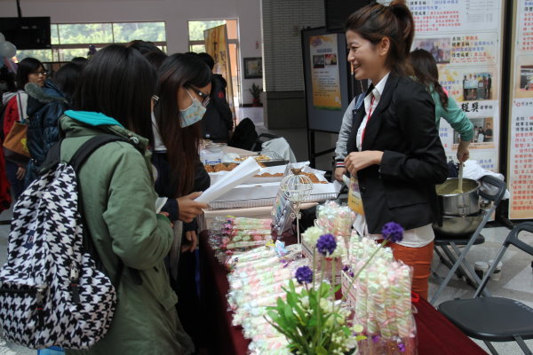 厂商摆摊贩售特色产品，吸引许多师生前来采购 - 