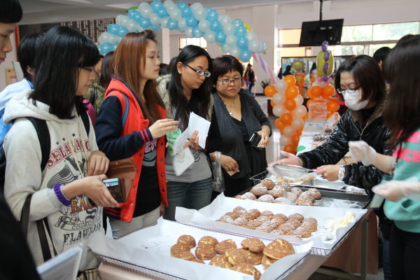 厂商摆摊贩售特色产品，吸引许多师生前来采购 - 