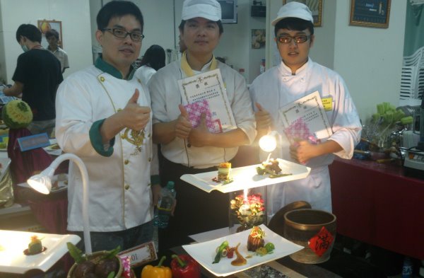 吴仕文老师(图左)为郑志恺同学(图中)与李易达同学(图右)的杰出表现感到骄傲 - 