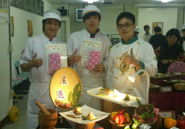 黎宇杰同学、江柏颖同学与吴仕文老师(由左至右)开心合影 - 