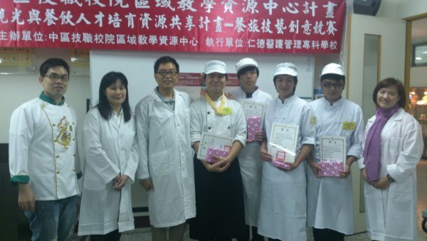 本校同学获评审李怡君老师(右一)、陈宽定老师(左三)及陈立真老师(左二)肯定 - 