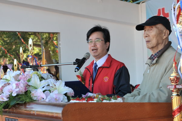 王创办人(图右)与王董事长(图左)致词期勉并祝贺育达科大 - 