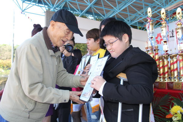 王创办人颁奖表扬刚出炉的育达青年 - 