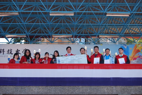 王董事长颁发绩优行政人员奖、教职员服务奖 - 