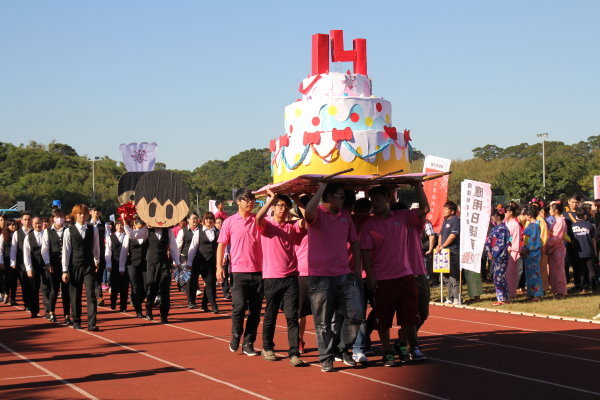 校庆进场游行，各系争奇斗豔 - 