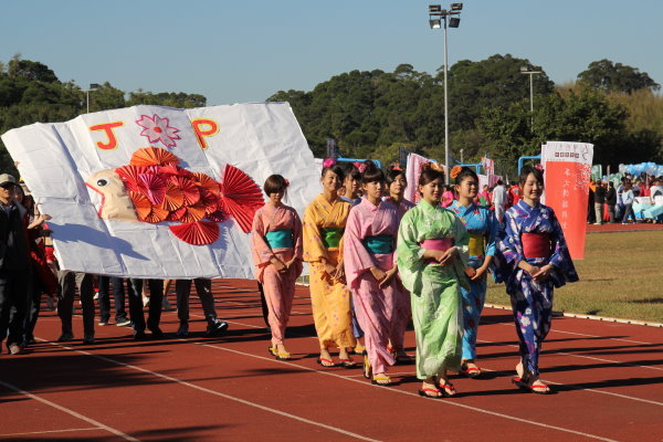 校庆进场游行，各系争奇斗豔 - 