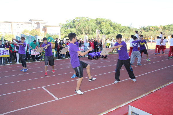 校庆进场游行，各系争奇斗豔 - 