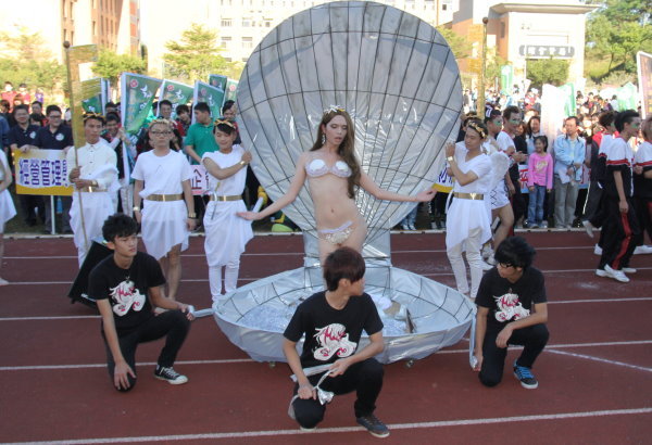 时尚系的进场游行设计极具巧思，让人惊豔 - 