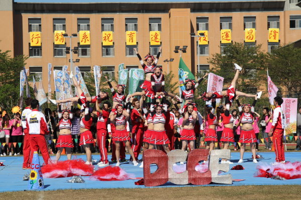 幼保系在竞争激烈的校庆啦啦队比赛中夺冠 - 