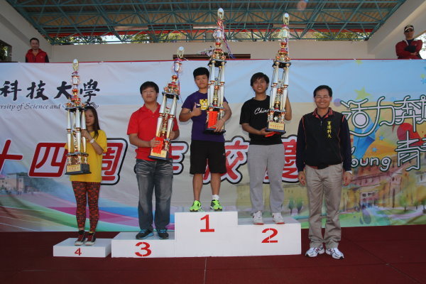 精神总锦标由陈建胜校长(右一)颁奖，前四名依序为休运系、华创系、社工系与行销系 - 
