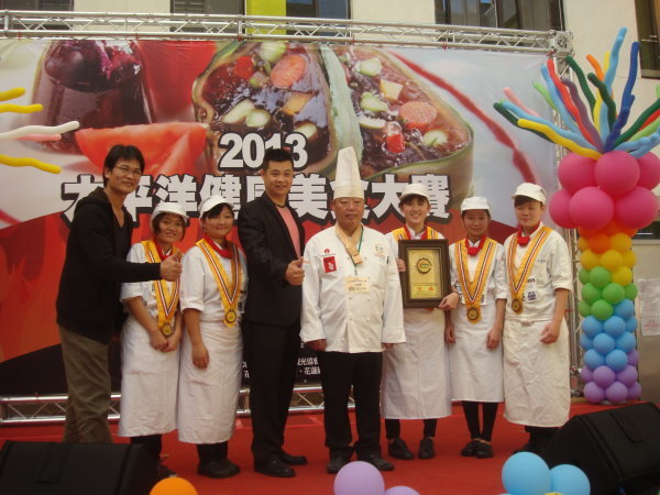 黄家洋老师、参赛同学与评审合影 - 