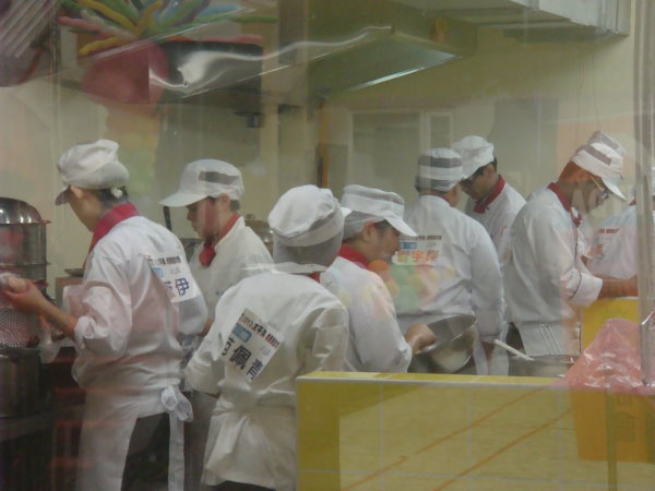 参赛同学们卯足全力展现在校所学的厨艺 - 