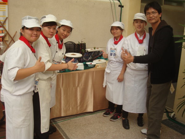 黄家洋老师(右一)非常肯定餐旅系参赛同学的表现 - 