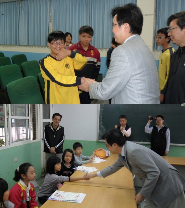 董事长和受奖学生握手，期勉大家继续奋发向上 - 