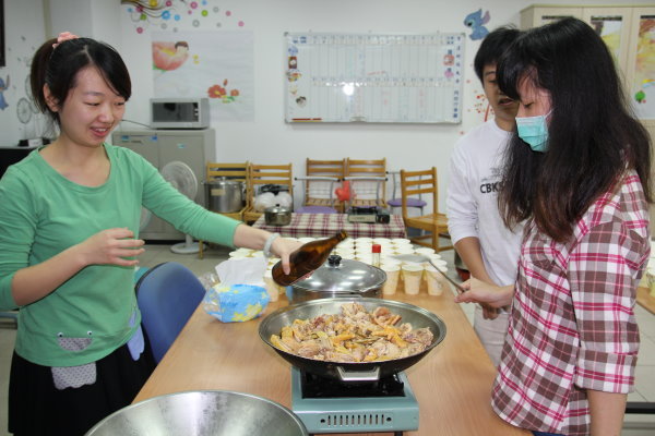 资源教室师生们用心准备爱心义卖套餐 - 