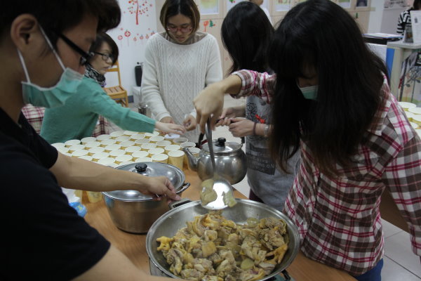 同学们很认真的准备爱心套餐 - 