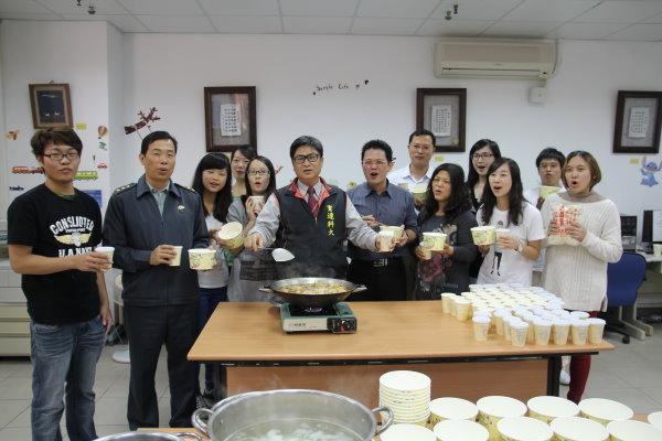 资源教室推出美味爱心套餐，李义祥学务长(图中)非常肯定师生们的用心 - 