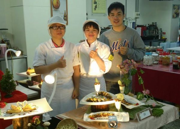 吴仕文老师(图右)与廖玟雅(图左)、黄诗琪(图中)同学合影 - 