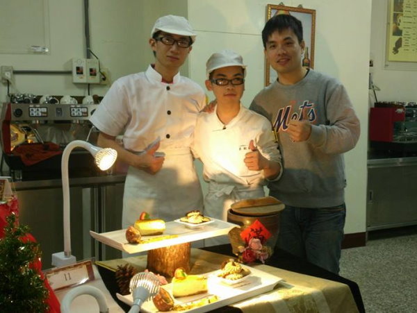 林知谚(图佐)与梁朝钦(图中)同学 - 