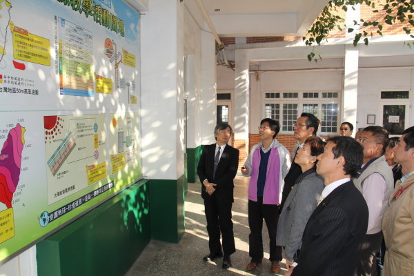 名古屋产大的贵宾们仔细听着君毅高中徐文秀教务主任(左二)的解说 - 