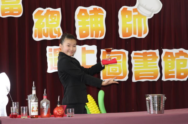 餐旅系同学带来两场调酒表演 - 