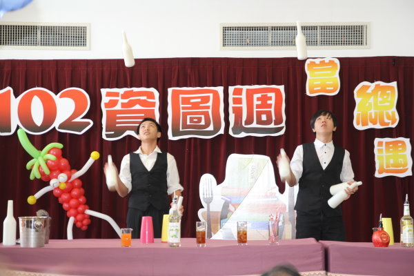 餐旅系同学带来两场调酒表演 - 