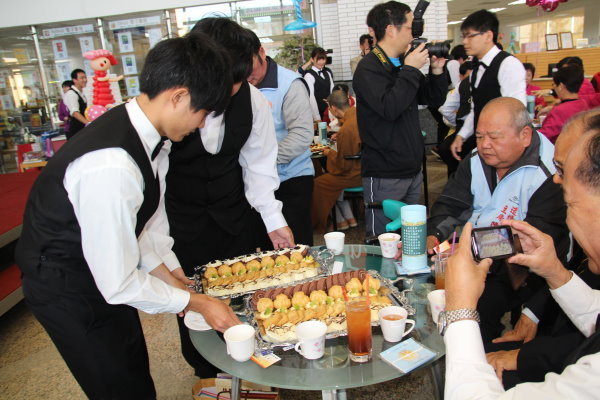餐旅系同学捧着亲手烘焙的点心表演上菜秀 - 
